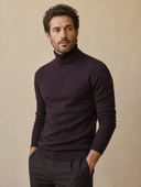 Man draagt donkerbruine slim fit coltrui, driekwart aanzicht