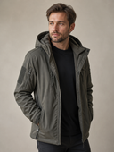 Man draagt heren softshell fleecejas met capuchon, driekwartsaanzicht