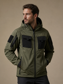 Man draagt olijfgroene softshell jas met capuchon, driekwartzicht