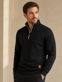 Heren Sweater met Halve Rits en Opstaande Kraag in Zwart - driekwart zijaanzicht