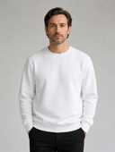 Man draagt witte sweatshirt met ronde hals, voorkant