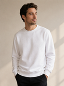 Man draagt witte sweatshirt met ronde hals, driekwart aanzicht