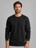 Man draagt een zwarte sweatshirt met ronde hals, vooraanzicht