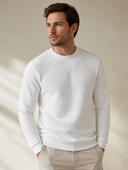 Man draagt heren sweatshirt ronde hals, geruit jacquard, driekwartsaanzicht