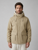 Man draagt beige winterjas met capuchon en lichte fleecevoering, vooraanzicht
