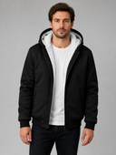 Man draagt zwarte winterjas met fleece voering en capuchon