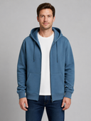 Man draagt een blauwe zip-up hoodie met capuchon, voorkant