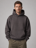Man draagt donkergrijze zware katoenen hoodie, voorkant