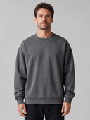 Man draagt donkergrijze zware katoenen sweater met ronde hals