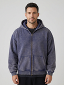Man draagt marineblauwe fleece hoodie met volledige rits
