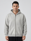 Man draagt grijze fleece hoodie met volledige rits