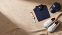 Stijlvolle flat-lay met polo, horloge en sneakers