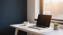 Rustig servicebureau met laptop en koffie